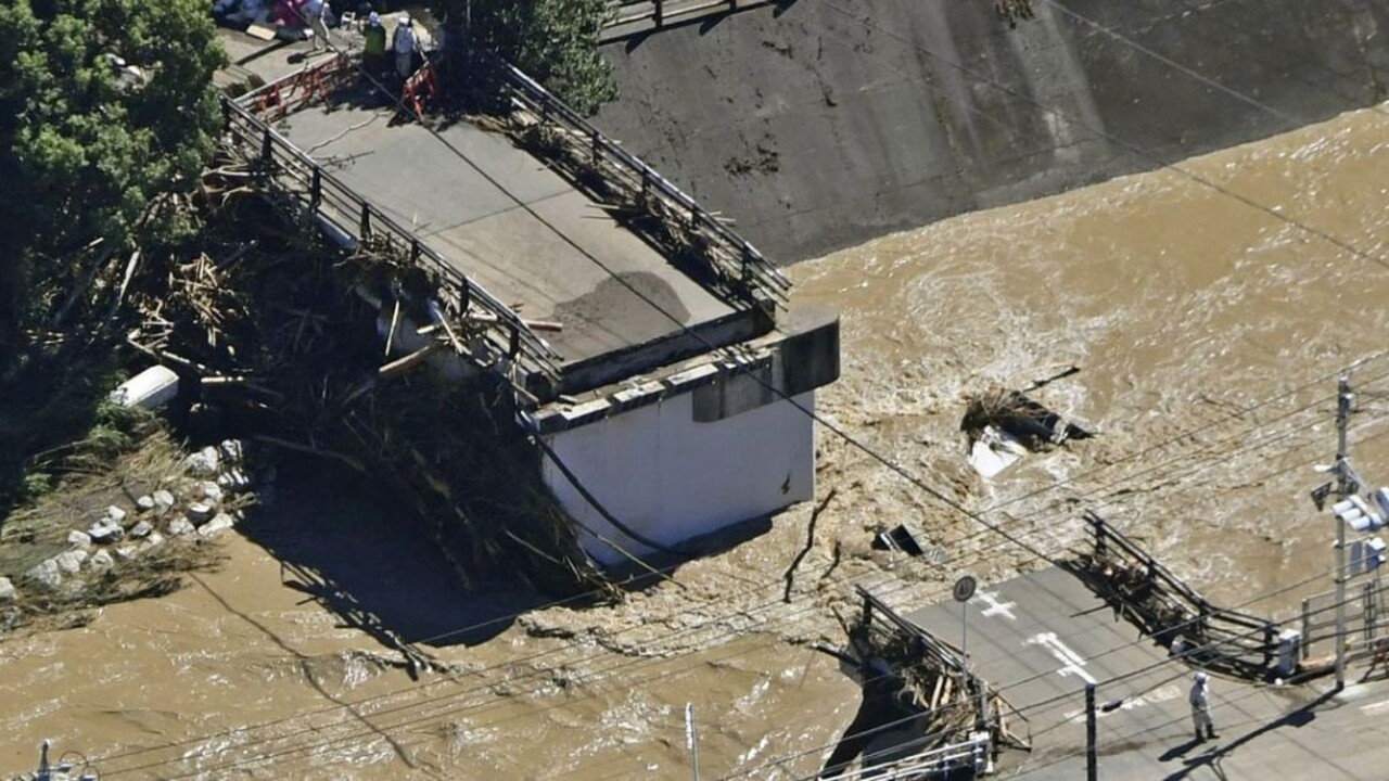 Veľké množstvo zrážok, vietor s rýchlosťou 90 km/h. Japonsko zasiahol tajfún Talas, vyžiadal si dve obete