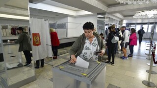 V prvý deň prišlo k urnám asi dvadsať percent obyvateľov, Rusko je s účasťou na referende spokojné
