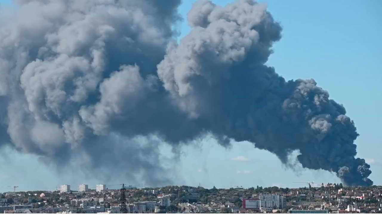 V tržnici na juhu Paríža vypukol požiar, považuje sa za najväčšiu svojho druhu na svete