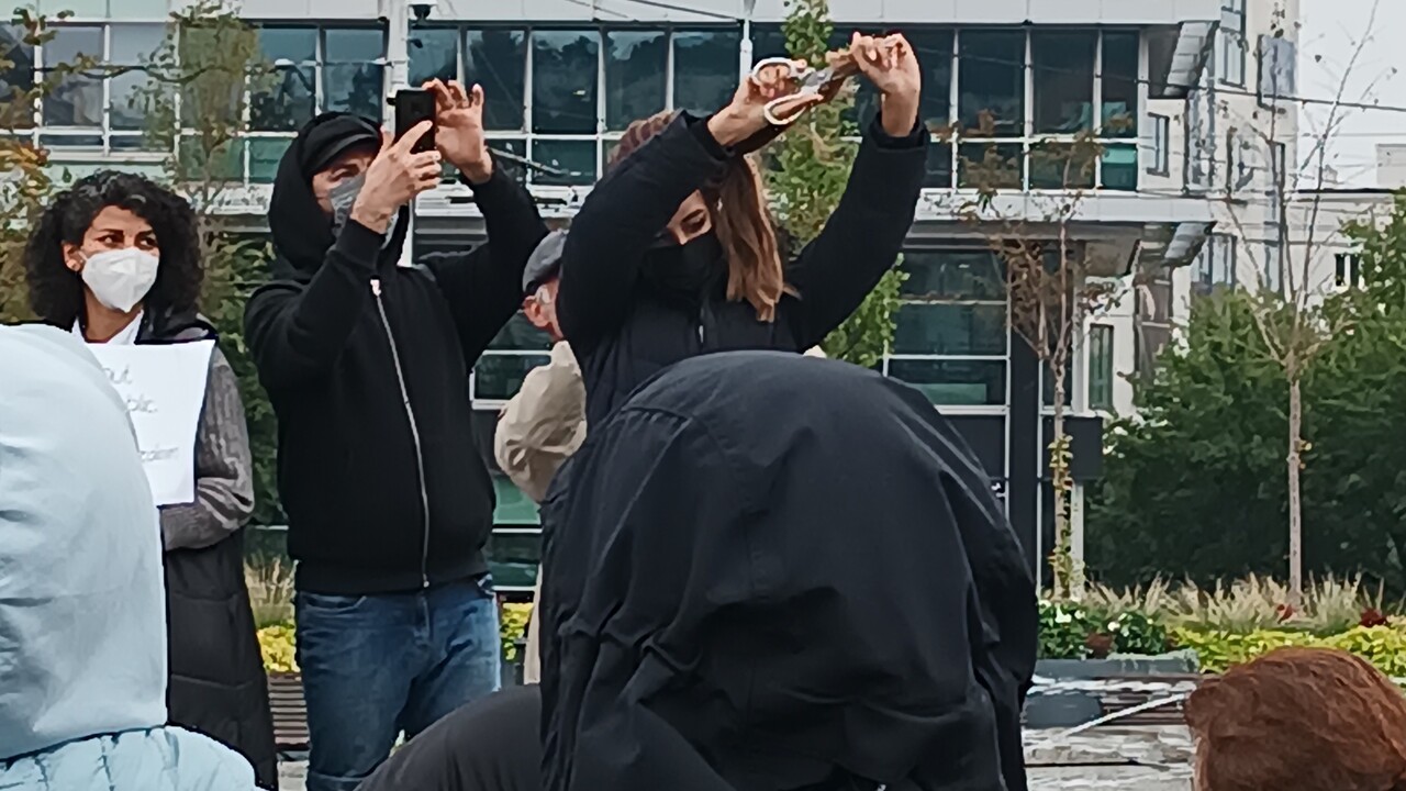 VIDEO: Nemať práva je otrasné. Dievča si pred Prezidentským palácom ostrihalo vlasy