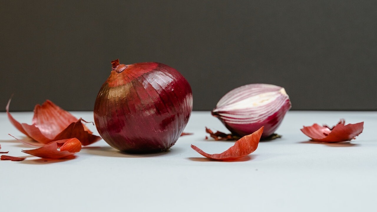 Šupky z cibule nevyhadzujte: Naložte ich do oleja a v zime sa vám vyhnú všetky choroby