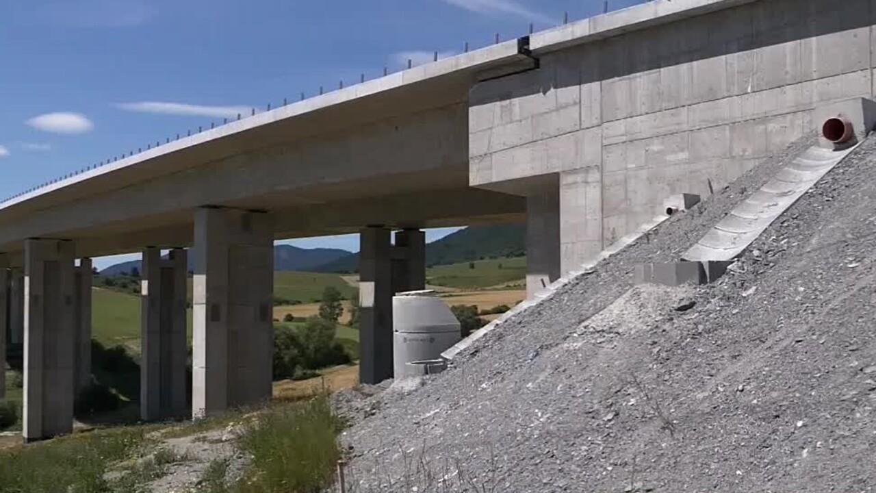 Diaľnica pri Ružomberku nebude hotová ani do konca roka. Termín dokončenia sa posunie