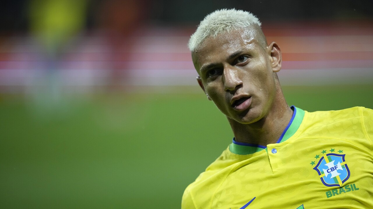 Po brazílskom futbalistovi Richarlisonovi hodili počas zápasu banán. Fanúšikovia súpera tiež hráčov oslepovali laserom