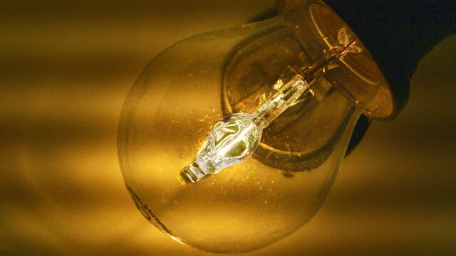 Spotreba elektriny klesla. Vysoké ceny energií donútili energeticky náročné podniky odstaviť výrobu