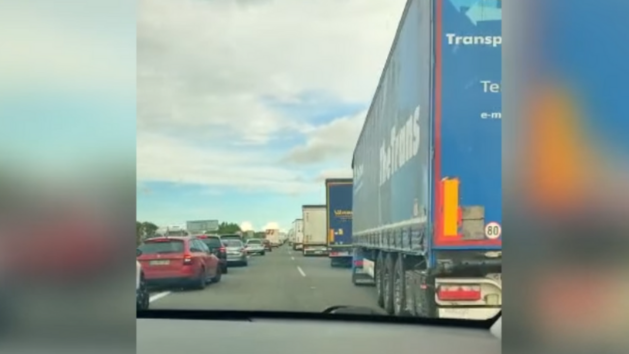 VIDEO: Pri hraniciach s Českom je rušno. Na diaľnici sa pre kontroly tvorí obrovská kolóna