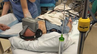 Podľa štúdie pacienti vo VR počas operácie potrebujú menej sedatív