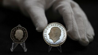 Briti budú mať nové drobné. Kráľovská mincovňa predstavila mince s portrétom Karola III.