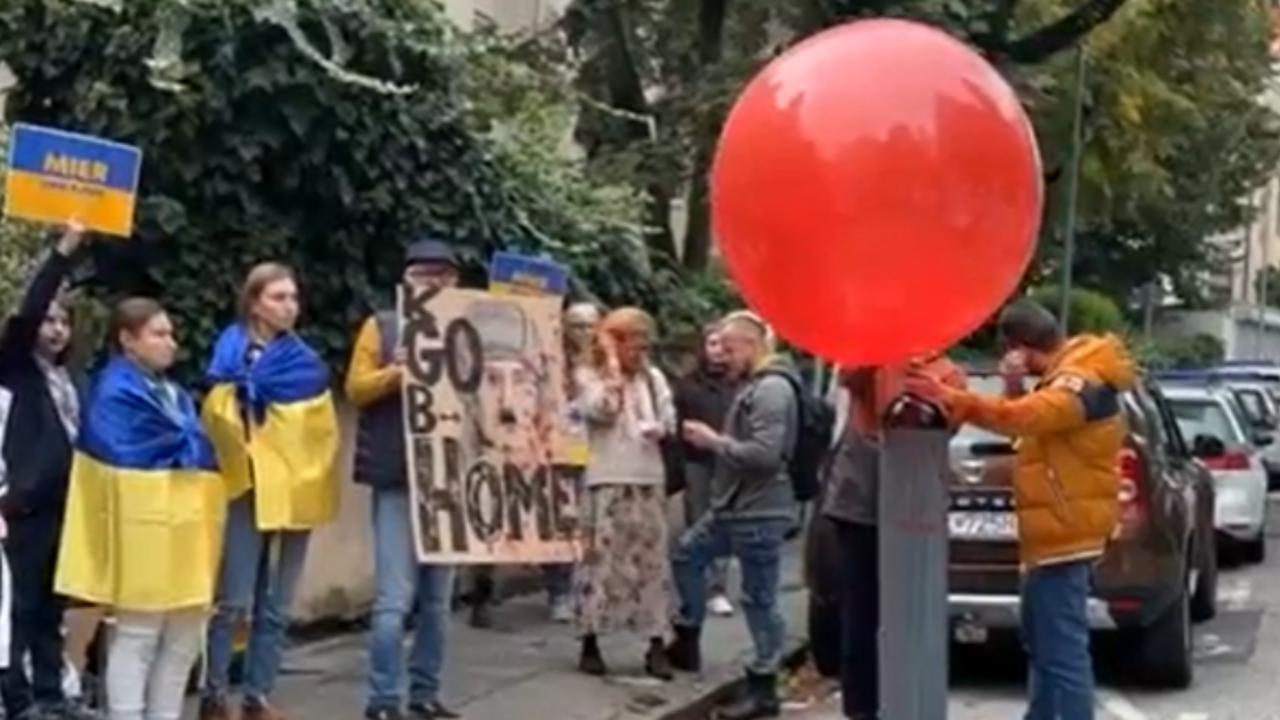 Pred ruskou ambasádou v Bratislave sa konal protest proti anexii ukrajinských území
