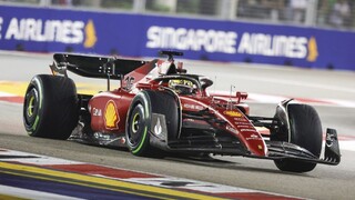 Leclerc získal v Singapure pole position, Verstappen odštartuje z ôsmej pozície
