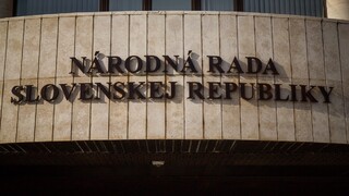 Odvolávanie Matoviča či trináste dôchodky. Slovenských poslancov čaká v utorok bohatý rokovací program