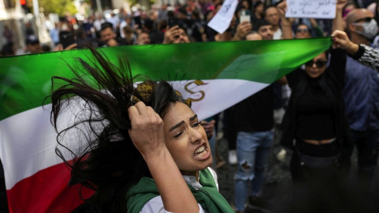 Iránski aktivisti tvrdia, že v krajine pri protestoch prišlo doteraz o život 92 ľudí