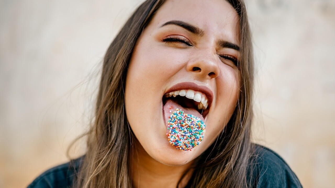 Farba jazyka napovie, ako je na tom vaše zdravie: Pozor na žltý či fialový povlak