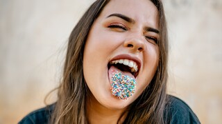 Farba jazyka napovie, ako je na tom vaše zdravie: Pozor na žltý či fialový povlak