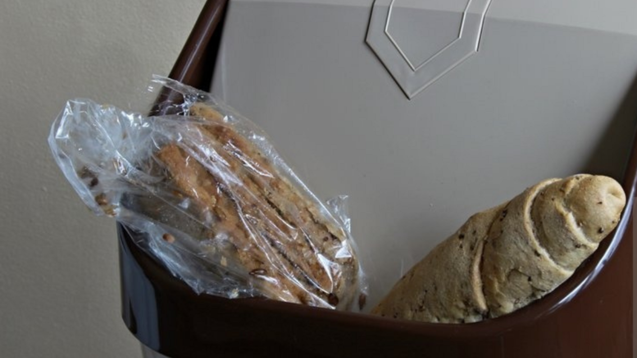 Ktoré potraviny končia u vás v koši? Briti najviac plytvajú chlebom, banánmi a šalátom