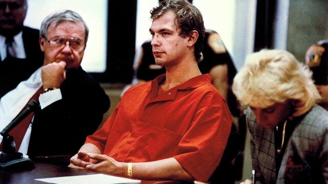 Kanibal z Milwaukee, sériový vrah Jeffrey Dahmer svoje obete zdrogoval, zneužil a zjedol
