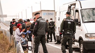 Policajti v Komárne zadržali 29 nelegálnych migrantov, medzi nimi boli aj deti