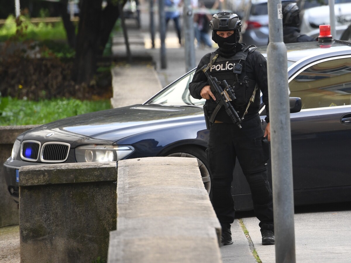 Auto s obvineným Dušanom D. prichádza do budovy Okresného súdu Bratislava I
