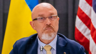 Platia krvou za predstavy a falošné ciele iných. Ukrajinský minister obrany vyzval Rusov, aby zložili zbrane