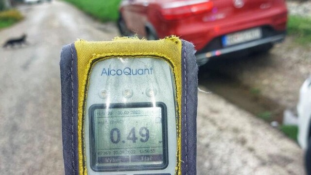 Pohádal sa so ženou, po pol litri vodky jazdil v protismere. Polícia muža s vyše jedným promile zadržala