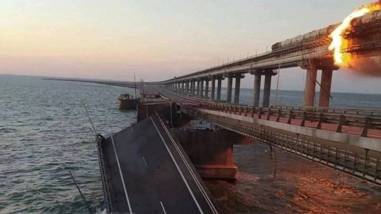 Časť Kerčského mosta, ktorý spája Rusko s Krymom, sa zrútila. Úrady hovoria o bombe vo vozidle