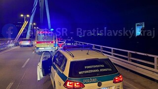 Policajti zachránili človeka, ktorý chcel v piatok večer skočiť z Mosta SNP