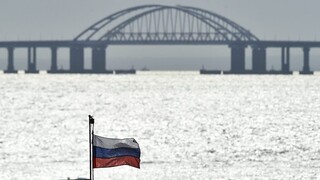 Výbuch na Kerčskom moste je pre Ukrajinu úspech, hovorí vojenský expert. Dáva jej náskok dva až tri týždne