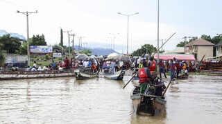 V Nigérii sa prevrátilo plavidlo s 85 ľuďmi na palube. Utopilo sa 10 ľudí a ďalších 60 je nezvestných