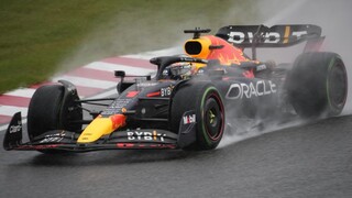 Verstappen v predstihu obhájil majstrovský titul v F1, pomohla mu penalizácia Leclerca