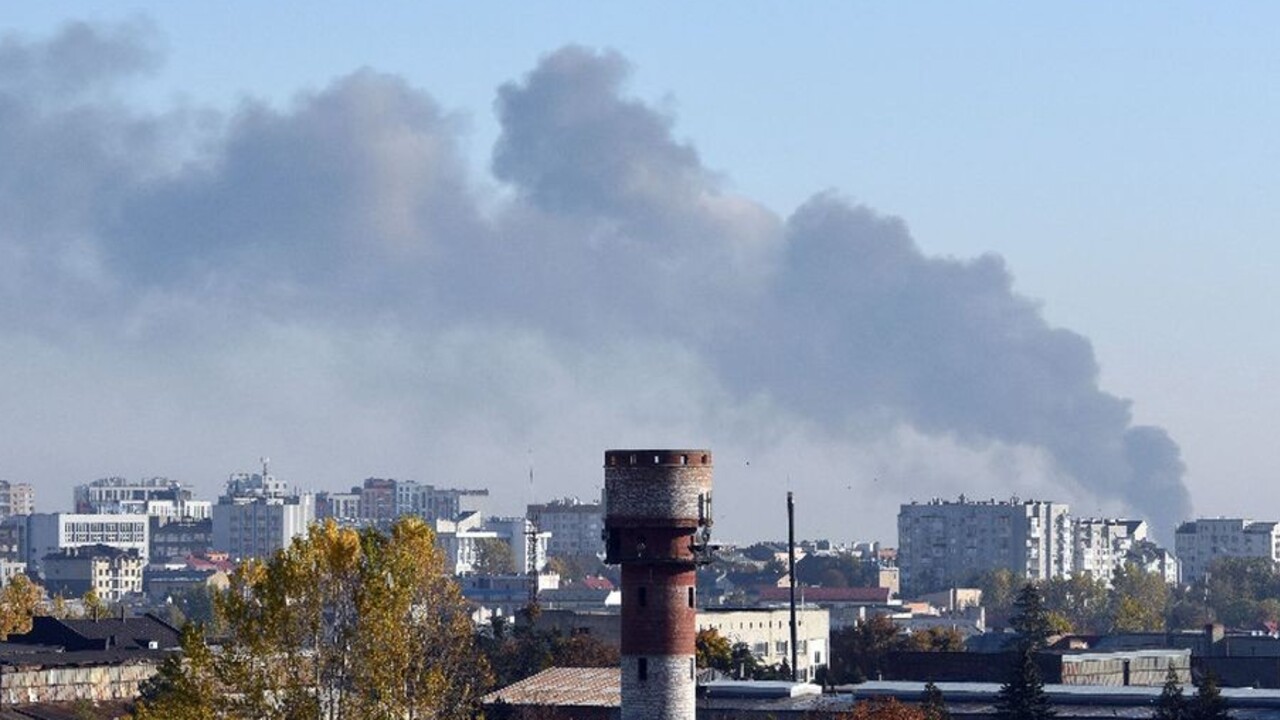 Najnovší ruský útok zasiahol kritickú infraštruktúru v meste Ľvov, hlásené sú výpadky vody a elektriny