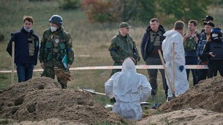 V mestách Svjatohirsk a Lyman našli hromadné pohrebiská, najmladšia obeť mala len jeden rok
