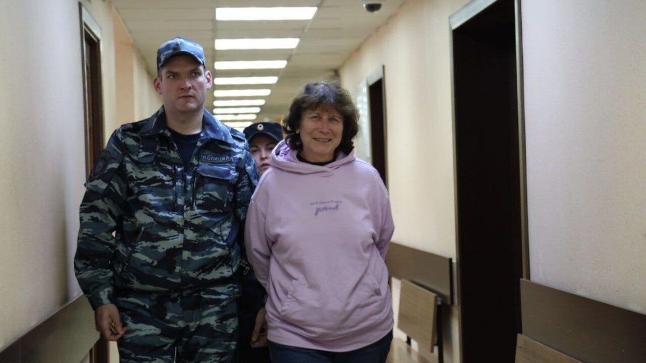 Päť rokov väzenia hrozí Ruske, ktorá nechala odkaz na hrobe Putinových rodičov