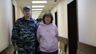 Päť rokov väzenia hrozí Ruske, ktorá nechala odkaz na hrobe Putinových rodičov