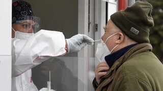 Slovenské čísla nakazených koronavírusom pomaly stúpajú. Rastie aj počet obetí