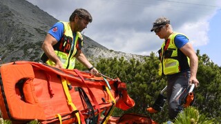 Pošmykol sa a padal asi 200 metrov. Horskí záchranári ratovali mladíka vo Vysokých Tatrách