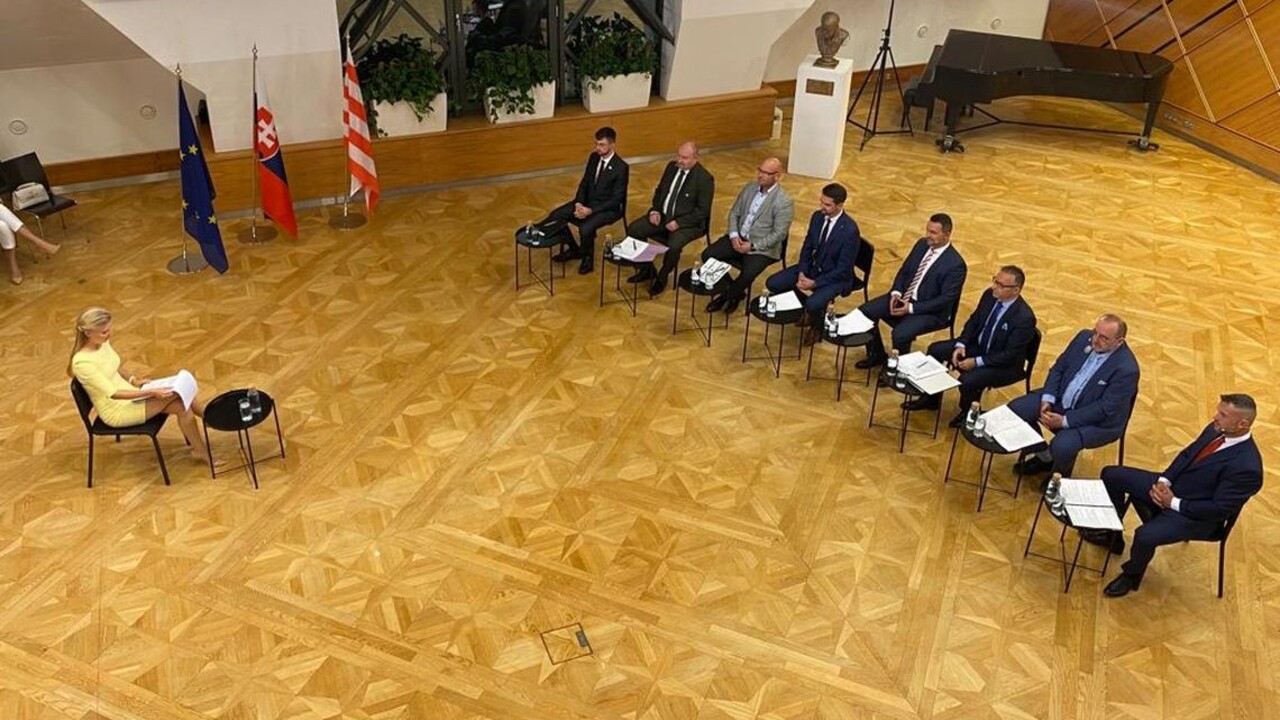 Nonstop rekonštrukcia ciest a choré zdravotníctvo. Ako by kandidáti na banskobystrického župana motivovali lekárov?