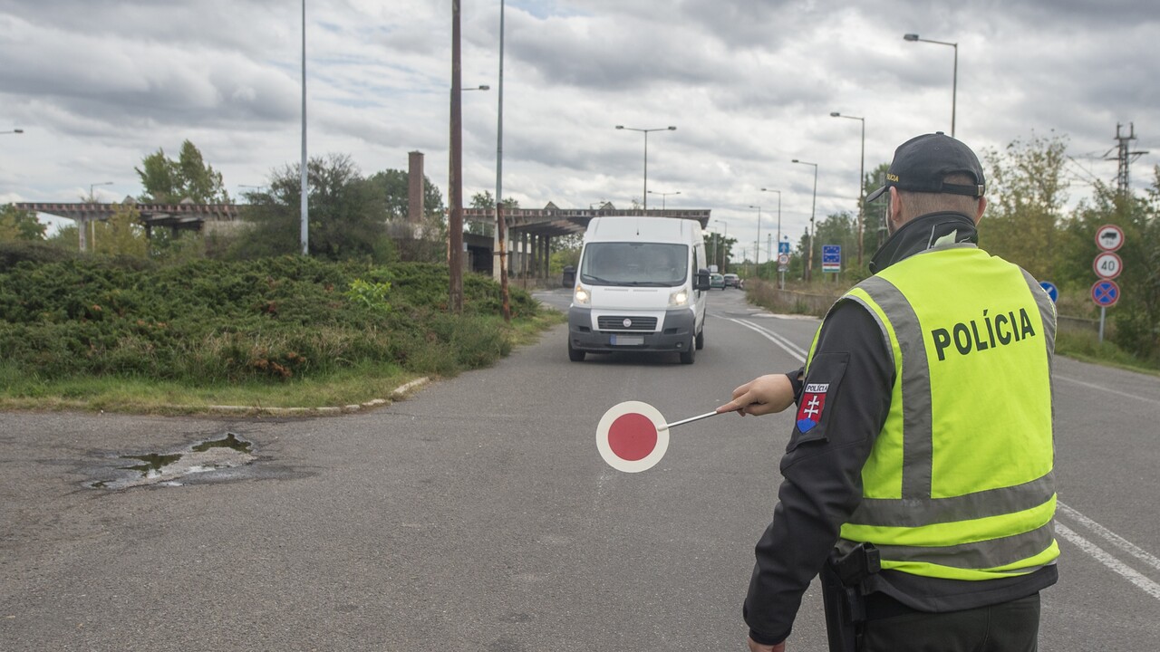 Polícia zadržala na hraniciach s Maďarskom dodávku s migrantami, vodič utiekol