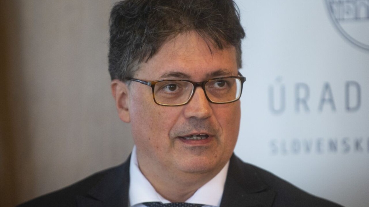 Horecký sa ťažko vyrovnáva s motívom tragédie, na znak smútku vyvesili na ministerstve školstva čiernu vlajku