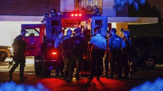 V USA sa opäť strieľalo. Útočník usmrtil päť ľudí vrátane policajta, dve osoby zranil