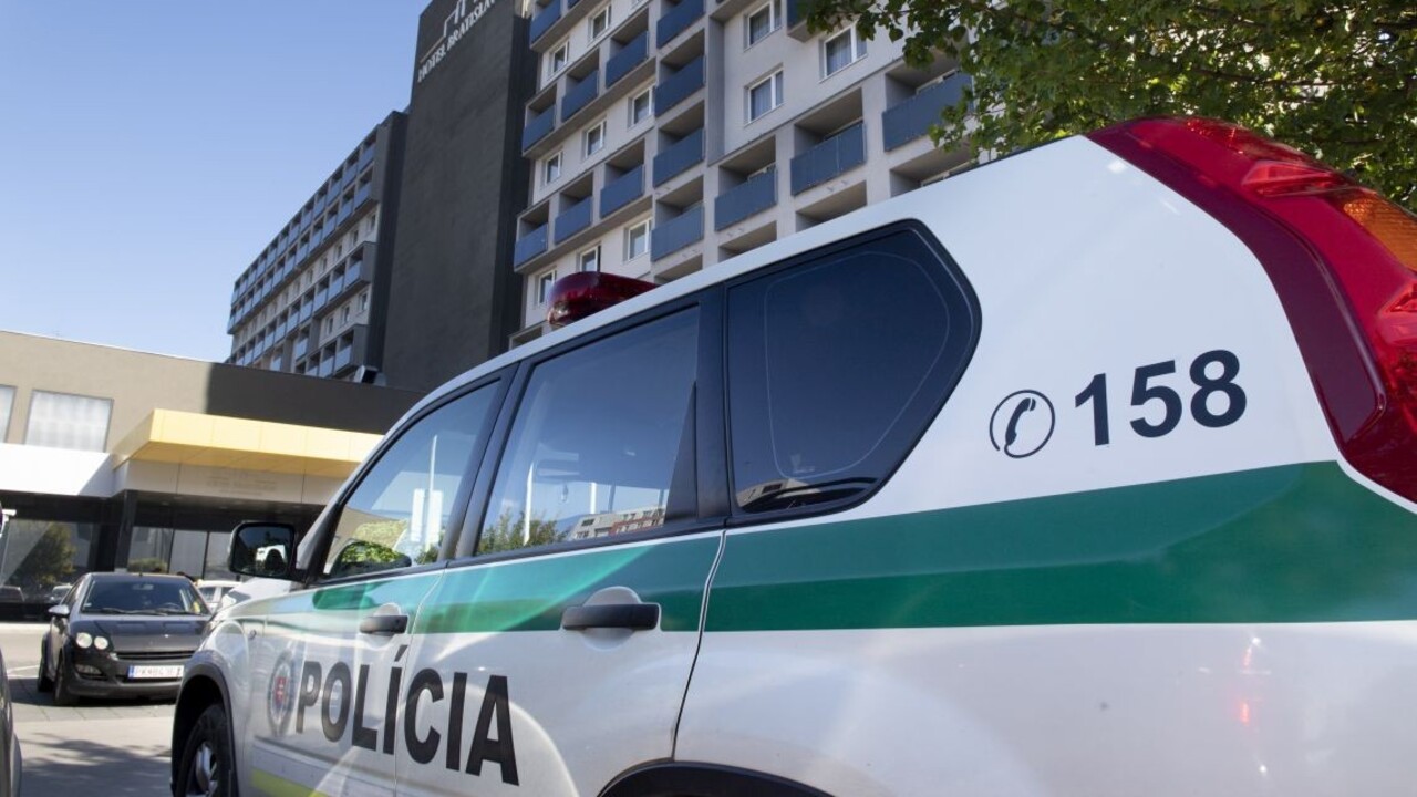 Vyšetrovanie prepadnutia predajne s hodinkami pokračuje. Polícia obvinila jedného z páchateľov