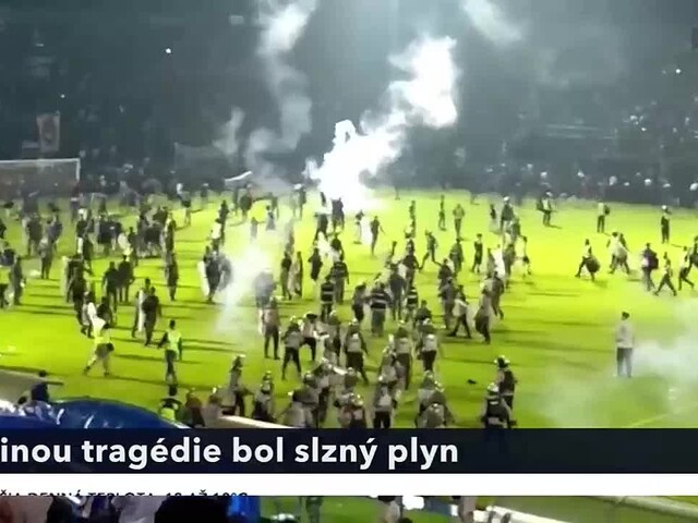 Príčinou najväčšej športovej tragédie bol slzný plyn. Niekoľko ľudí sa udusilo, ďalší boli pošliapaní