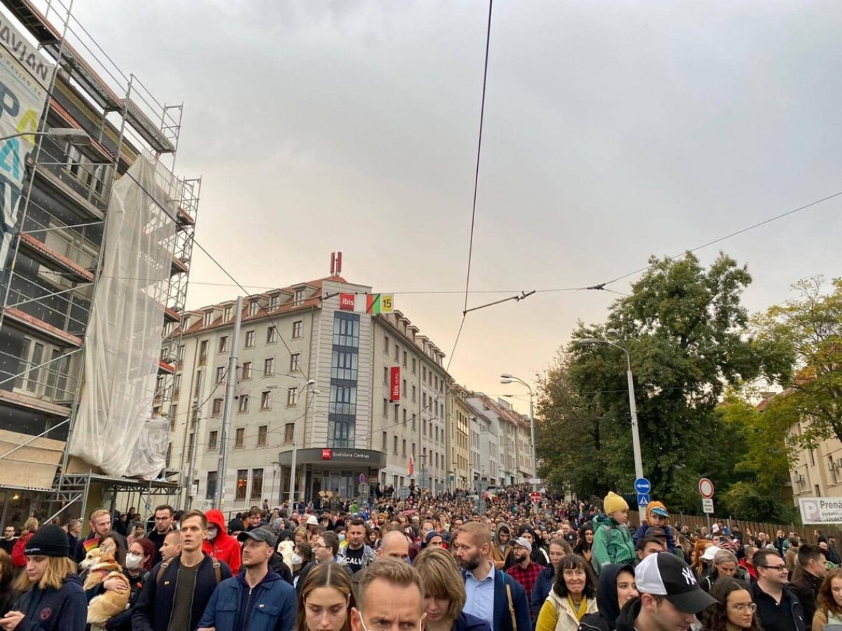 Dav ľudí na Zámockej ulici