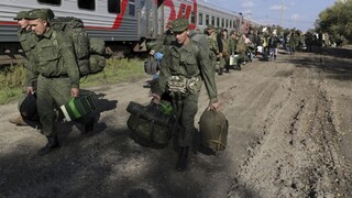 Dvaja dobrovoľníci zastrelili takmer tucet ľudí na ruskom vojenskom cvičisku