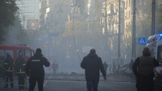 Hlavným ukrajinským mestom otriasli explózie. Pri útokoch zahynuli najmenej tri osoby