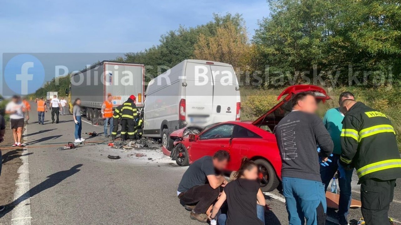 Diaľnica D2 v smere do Česka je už prejazdná. Dve vážne nehody odstránili