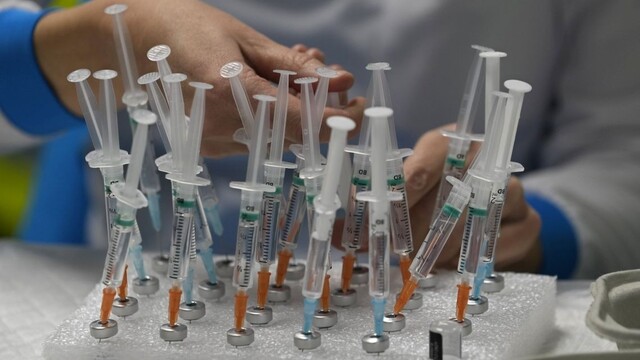 Slovensko spustilo očkovanie proti covidu najnovšou vakcínou adaptovanou na omikron