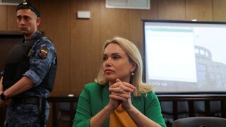 Ruská novinárka Ovsiannikovová utiekla aj s dcérou do Európy. V Rusku bola v domácom väzení