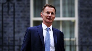 Nový britský minister financií Hunt zmaril kontroverzné plány premiérky Trussovej