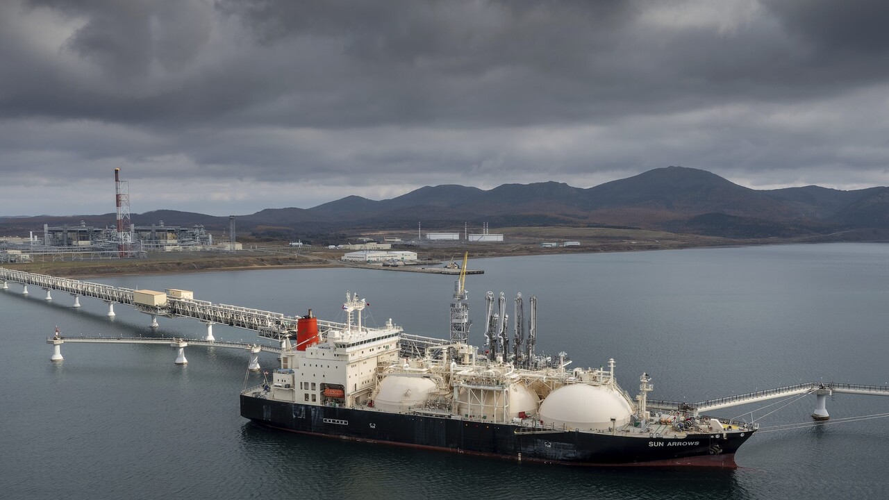 Pri európskych brehoch stoja desiatky lodí s LNG. Palivo nemôžu vyložiť