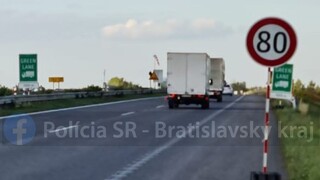 Na diaľnici D2 v smere do Česka sa tvoria kolóny, spôsobujú ich kontroly na hraniciach