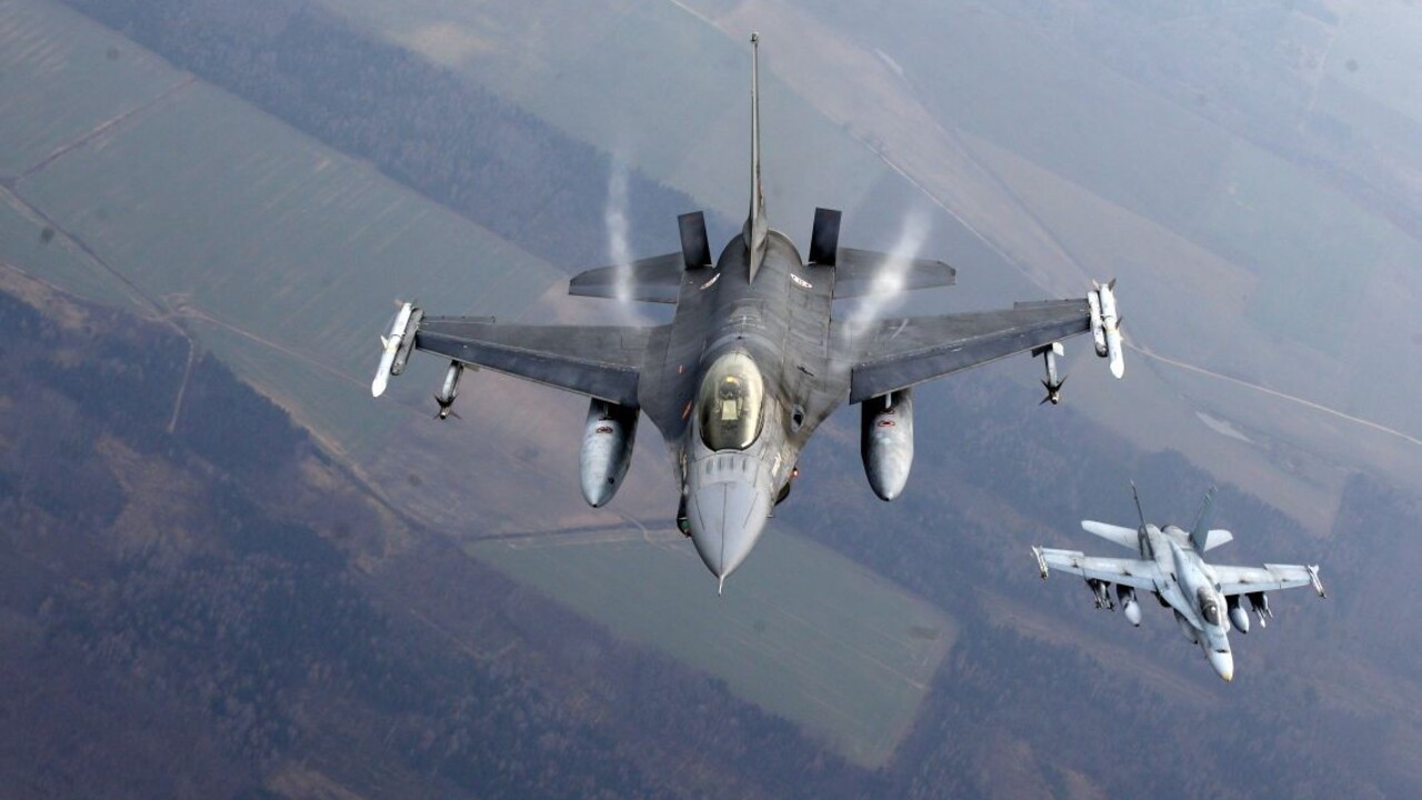 Ruská stíhačka vypustila raketu v blízkosti britského lietadla, uviedol minister obrany Wallace